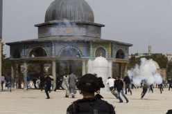 إصابة 10أشخاص في مواجهات مع شرطة الاحتلال داخل المسجد الأقصى