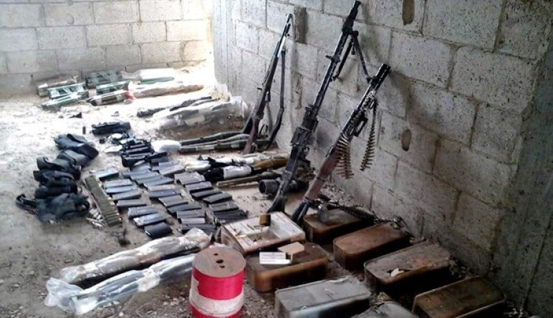 بالفيديو.. ضبط أسلحة إسرائيلية في سيارة جنوب سوريا