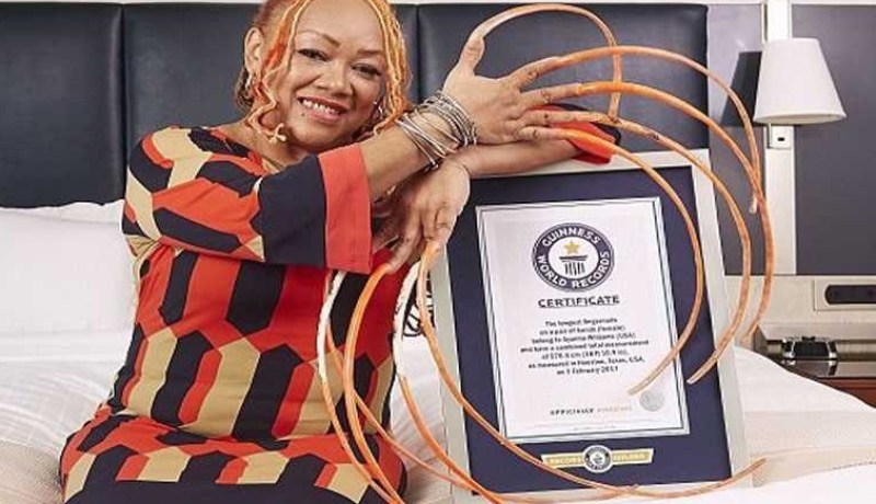 أظافر بطول 5.4 أمتار تدخل أمريكية إلى غينيس