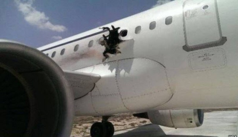 انفجار قنبلة  داخل طائرة في الصومال