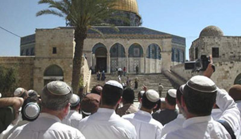 مجموعات يهودية متطرفة تقتحم باحات المسجد الأقصى