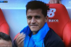 ألكسيس سانشيز يضحك على خسارة أرسنال أمام ليفربول