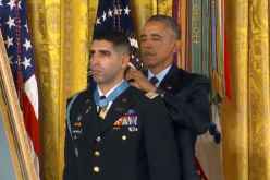 بالفيديو كابتن امريكي ذو الاصول الجزائرية يتسلم وسام شرف من اوباما