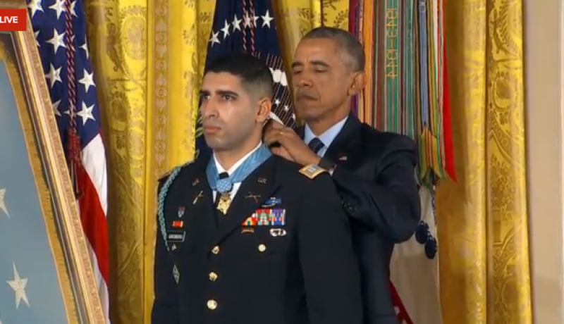 بالفيديو كابتن امريكي ذو الاصول الجزائرية يتسلم وسام شرف من اوباما