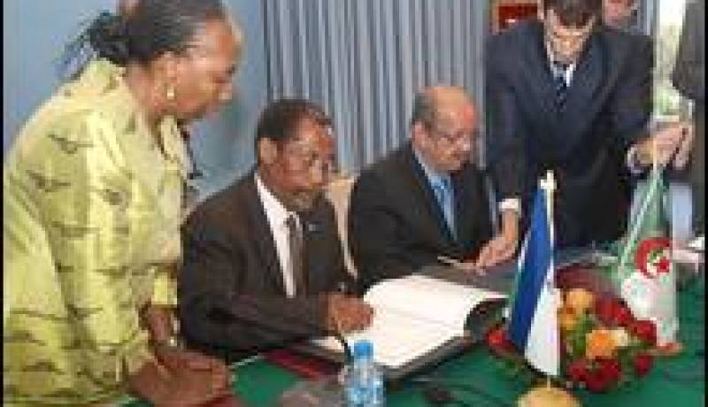 التوقيع على اتفاق إنشاء اللجنة المشتركة للتعاون بين الجزائر ولوزوتو