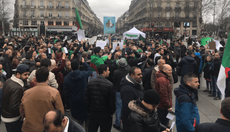 مئات الجزائريين بباريس ولندن يتظاهرون ضد ترشح بوتفليقة لعهدة جديدة