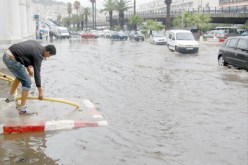 إجلاء 96 عائلة عبر الوطن من مساكنها نحو مناطق آمنة بسبب السيول الجارفة