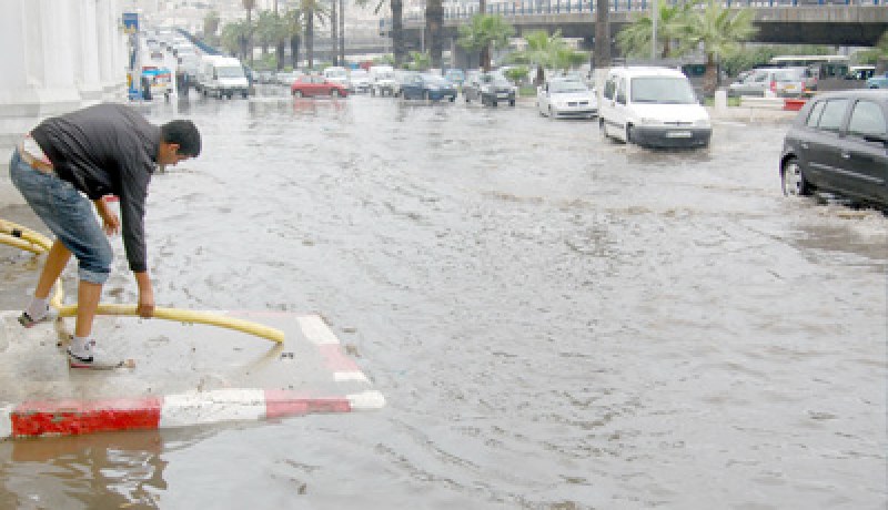 إجلاء 96 عائلة عبر الوطن من مساكنها نحو مناطق آمنة بسبب السيول الجارفة