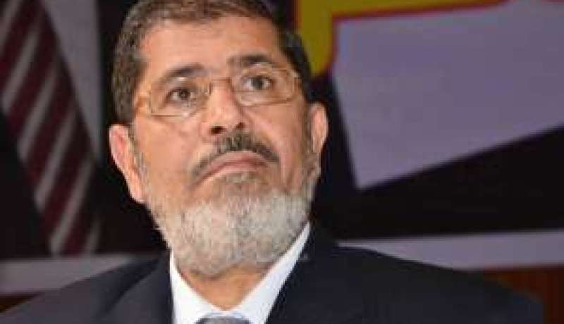 مرسي يمنح الجيش المصري دورا أمنيا في الاستفتاء على مشروع الدستور