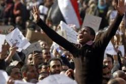 المعارضة المصرية تدعو الى الاستمرار في التظاهر وتلوح بالاضراب العام
