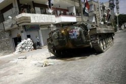 هيومن رايتس: قوات الأسد تقذف السكان بقنابل حارقة