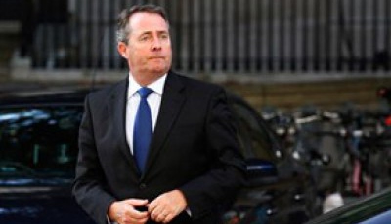 وزير دفاع بريطاني سابق قدم 15 طلباً للحصول على أقل جنيه إسترليني