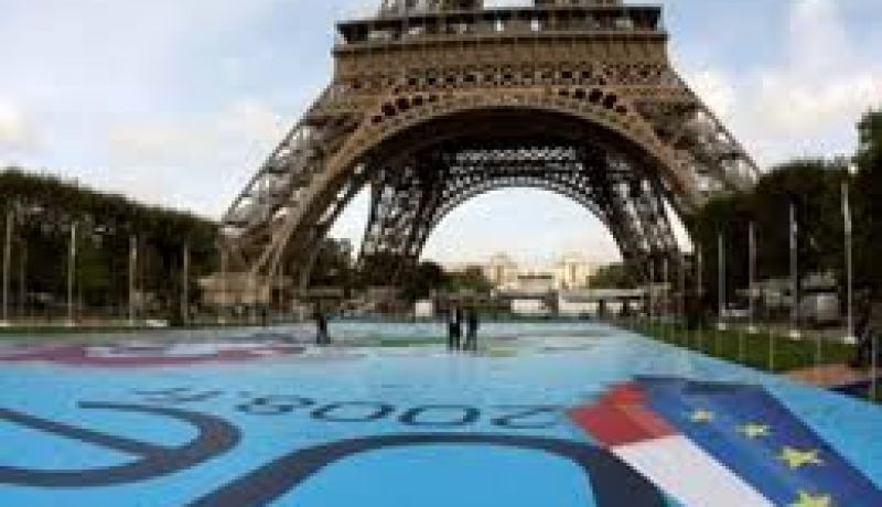 باريس تتمسك بارقامها لتوقعات النمو وعجز الموازنة للعام 2013