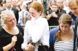 اقرباء ضحايا عمليات اطلاق النار يتجمعون امام الكونغرس الاميركي