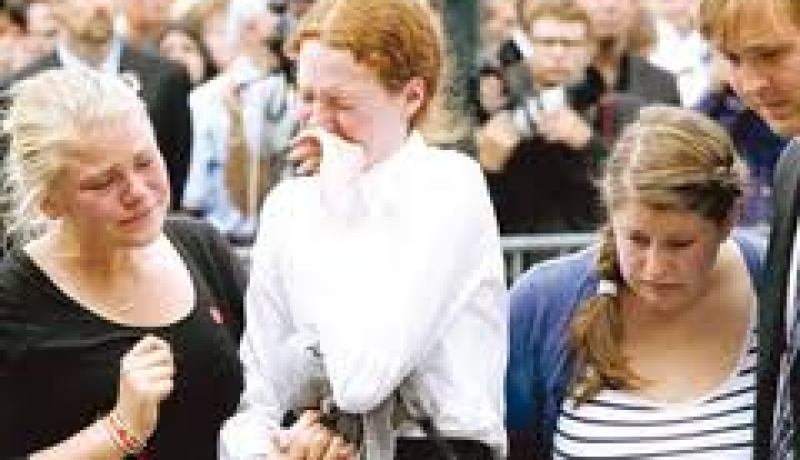 اقرباء ضحايا عمليات اطلاق النار يتجمعون امام الكونغرس الاميركي