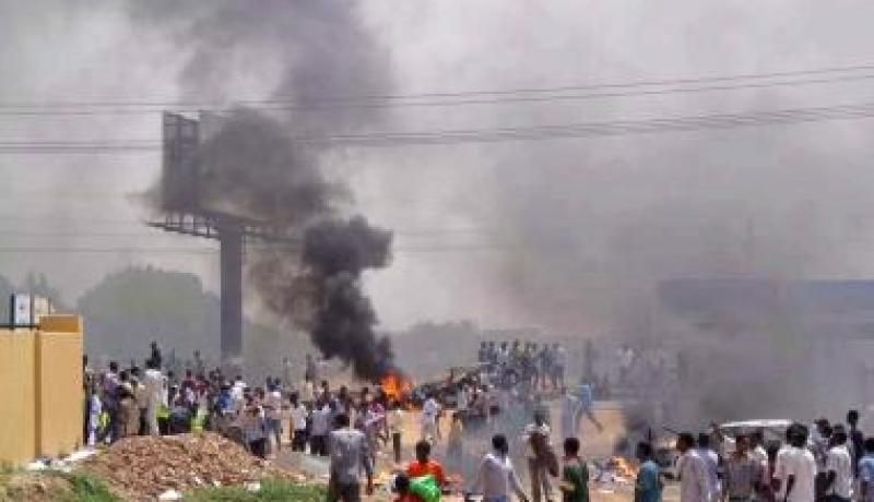 مقتل 29 في السودان والتظاهرات تتواصل