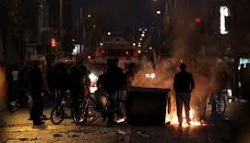 اصابة 16 شرطيا في مواجهات بين بروتستانت وكاثوليك في إيرلندا