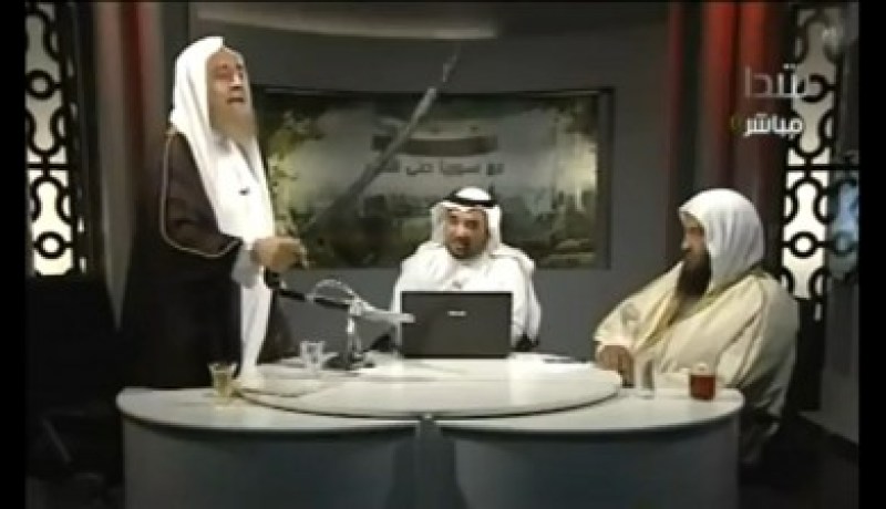 الشيخ العرعور يشهر سيفاً على الهواء قائلاً إنه سيجز به عنق بشار