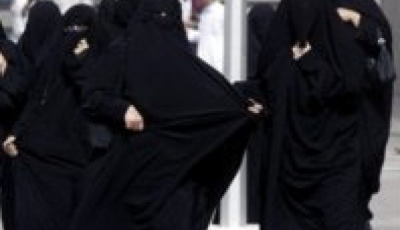 داعية سعودي يحرّم على المرأة المكيّف الهوائي كي لا تقع بالزنا