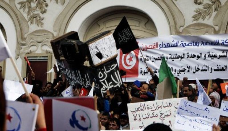 الآلاف من حركة “النهضة” في قلب تونس دعماً لشرعية رئاسة حزبهم للحكومة