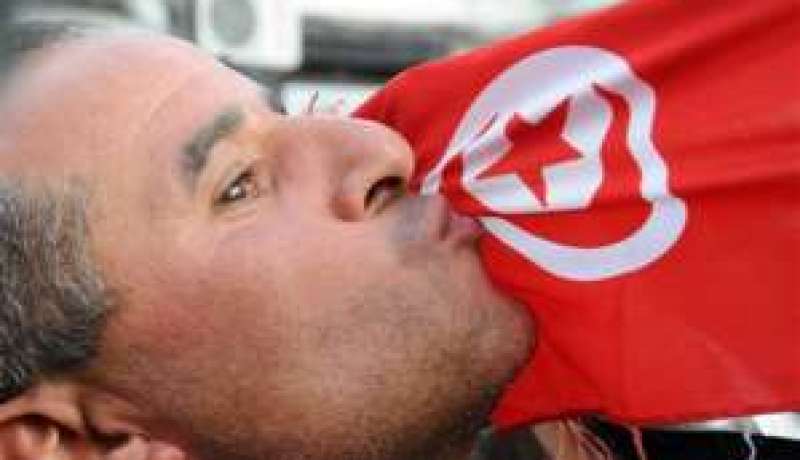 تونس : احراق مركز جمارك ونهب مقر لحركة النهضة والغنوشي يحذر من الفوضى