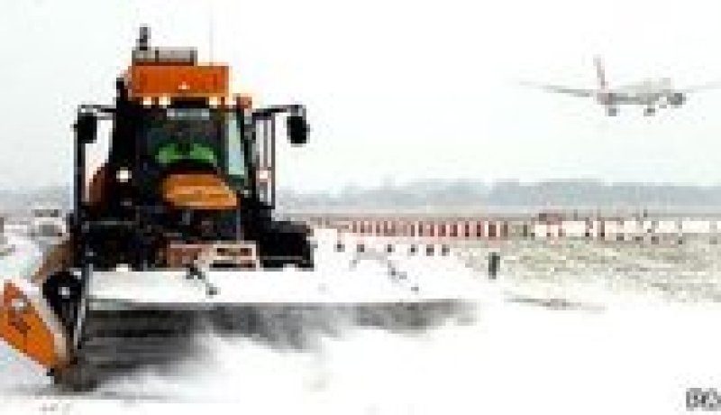 بريطانيا: الثلوج تعرقل عشرات الرحلات بمطار هيثرو