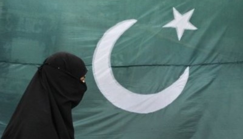 باكستاني يطعن 25 امرأة