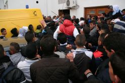 حشود كبيرة من المواطنين تشيع جنازة الطفلين هارون و إبراهيم