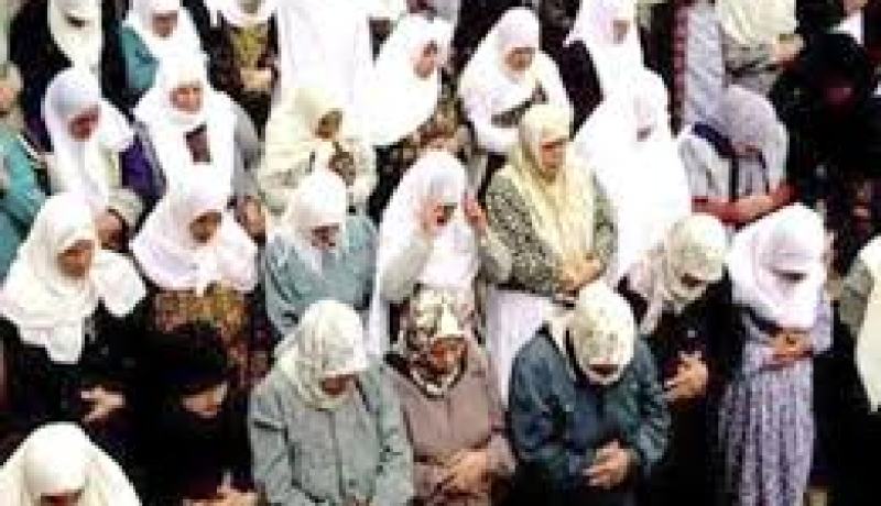 للنساء..المساجد للعبادة و ليس للمشجارات و روضة اطفال