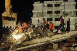 ارتفاع عدد قتلى انهيار مبنى في مومباي إلى 72