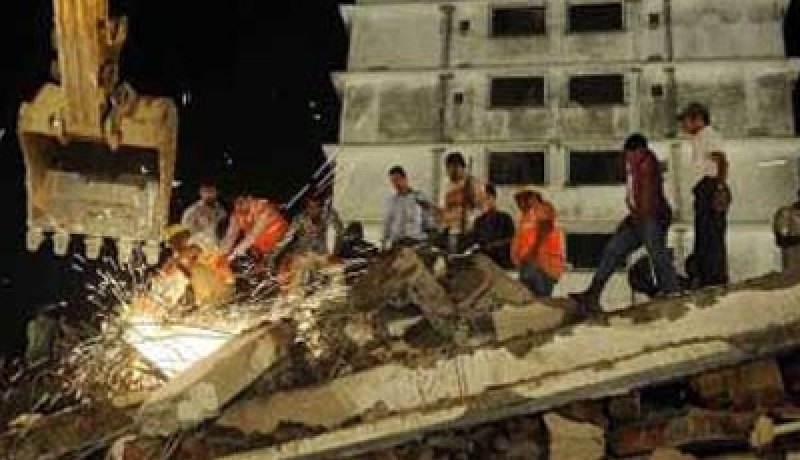 ارتفاع عدد قتلى انهيار مبنى في مومباي إلى 72