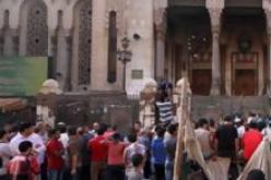 الأمن المصري يتمكن من إخراج مجموعة كبيرة من أنصار مرسي من مسجد الفتح