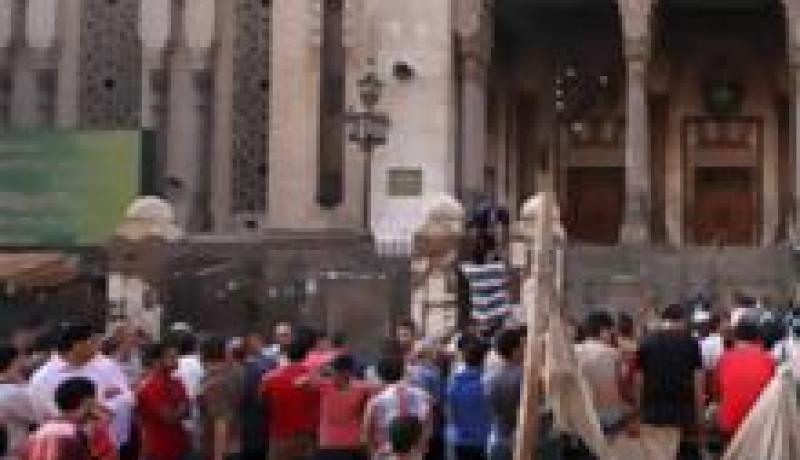 الأمن المصري يتمكن من إخراج مجموعة كبيرة من أنصار مرسي من مسجد الفتح