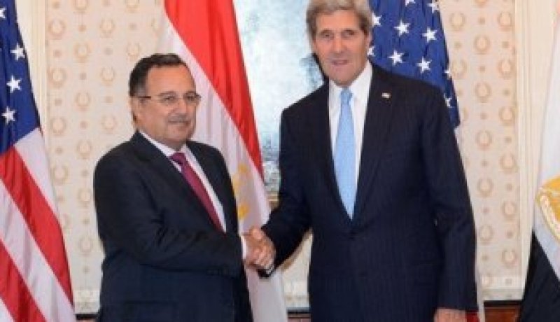 مصر تعد بإحالة الناشطين الموقوفين إلى القضاء المدني