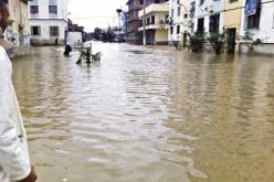 مياه الأمطار تغمر أكثر من 300 منزل وتقطع حركة المرور بـ 3 طرق وطنية في معسكر