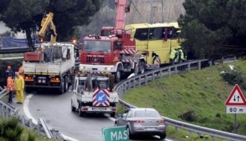 مصرع 38 شخصا وإصابة 11 آخرين في حادث سقوط حافلة ركاب من على جسر بإيطاليا