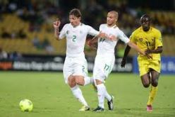 رفقاء بوقرة بالزي الأبيض امام البوركينابيين