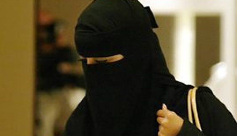 فرنسي يضرب شرطي بعدما حاول تفتيش زوجته المنقبة