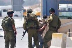 الشرطة الاسرائيلية تستعمل فلسطينيا موثوق اليدين درعا بشرية