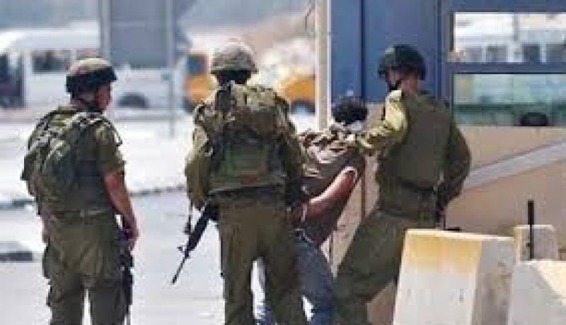 الشرطة الاسرائيلية تستعمل فلسطينيا موثوق اليدين درعا بشرية