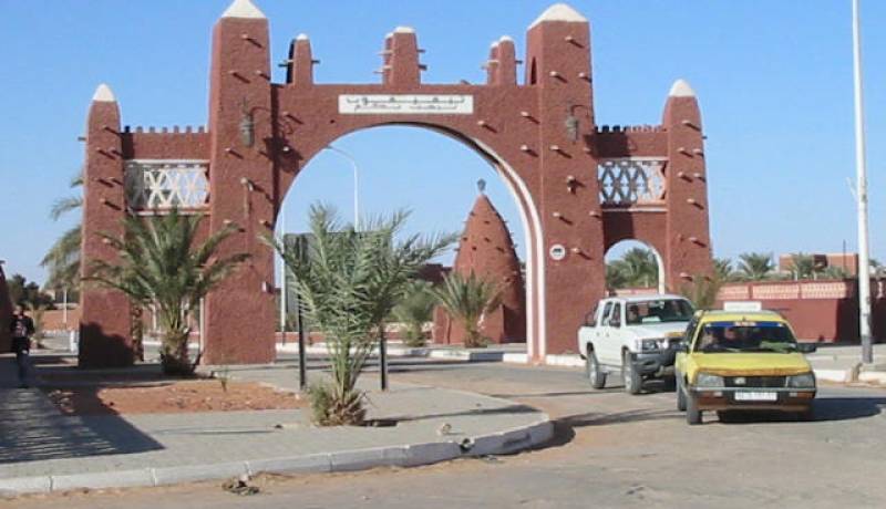 مواطنون يكبلون مسؤول املاك دولة و يبرحونه ضربا في ادرار