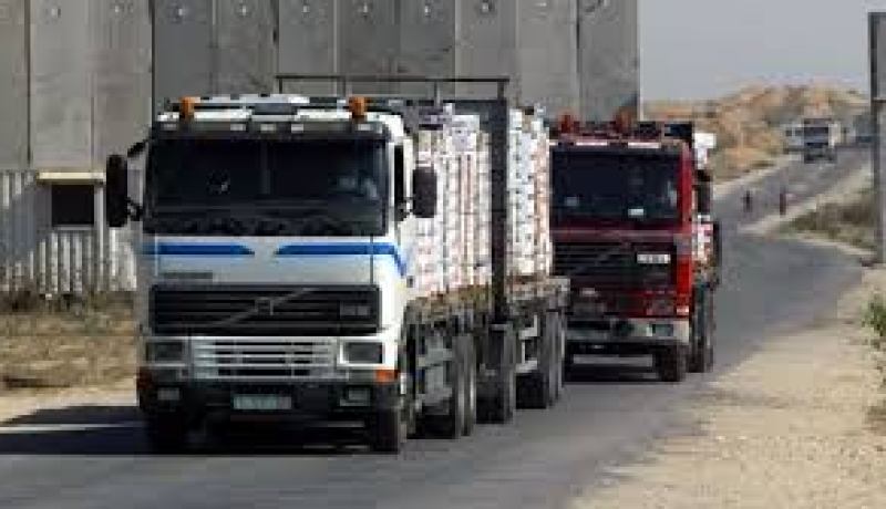 إدخال 450 شاحنة محملة بالبضائع والمساعدات لغزة عبر كرم أبو سالم
