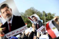 المتظاهرون المؤيدون لمرسي يستعدون لهجوم الشرطة