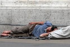 مشرد أعاد حقيبة فيها 42 الف دولار يكافئ بسخاء على نزاهته في بوسطن