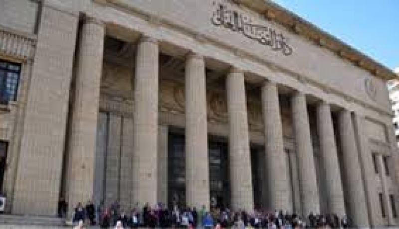 متظاهرون يغلقون دار القضاء العالي بالقاهرة و يهددون بمنع النائب العام من دخول مكتبه