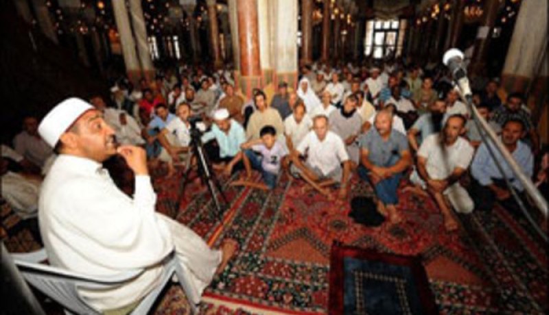 الداخلية تقرّ إجراءات لحماية الأئمة من الإعتداءات