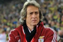 مدرب بنفيكا ليشبونة البرتغالي يواجه عقوبة الإيقاف لثلاث سنوات لمحاولته تخليص مشجع من قبضة رجال الشرطة