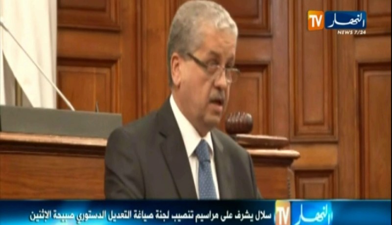 تنصيب اللجنة المكلفة باعداد المشروع التمهيدي للقانون المتعلق بمراجعة الدستور