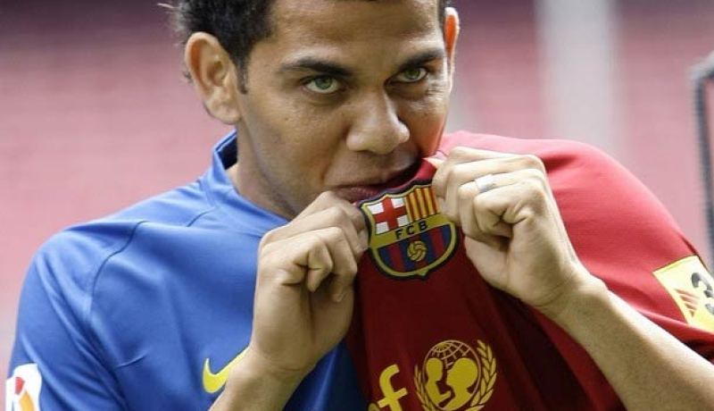 مدافع برشلونة داني ألفيش يهدي لقب البطولة لفيلانوفا وأبيدال
