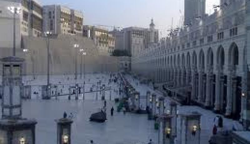إخماد حريق في برج يطل على ساحة الحرم المكي الشريف